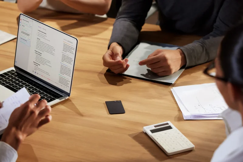 2026 年多人在智慧臥室進行跨國視訊會議，桌上擺放著具備 AI 翻譯與錄音功能的智慧硬體載體