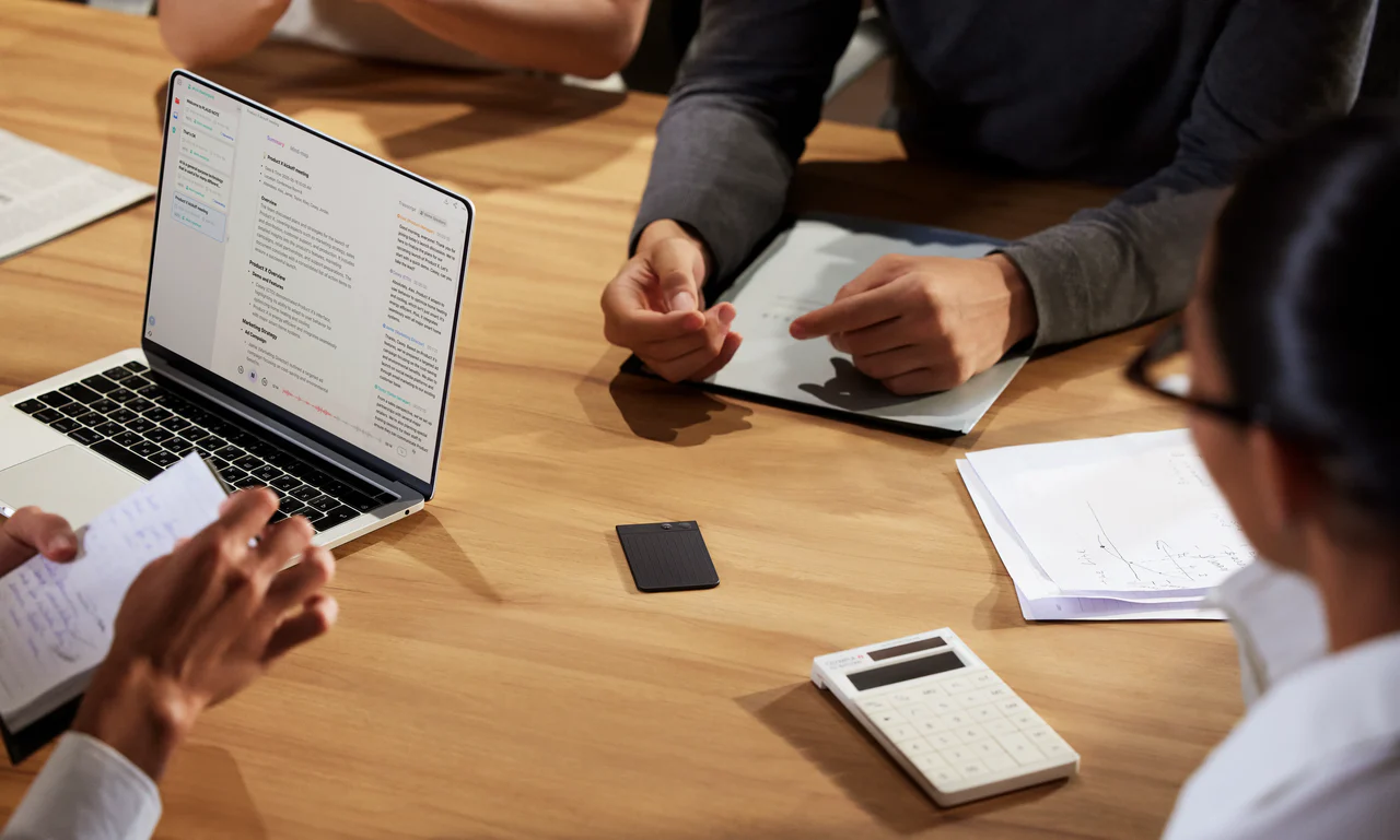 2026 年多人在智慧臥室進行跨國視訊會議，桌上擺放著具備 AI 翻譯與錄音功能的智慧硬體載體