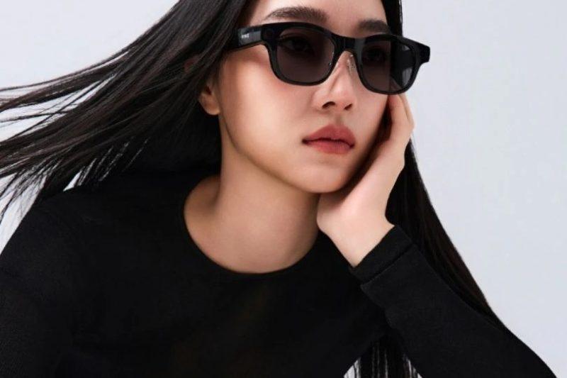 2026 年旗艦款 AI 智慧眼鏡實機圖，具備語義分析 NPU 與視覺標籤技術的隨身記憶外包載體