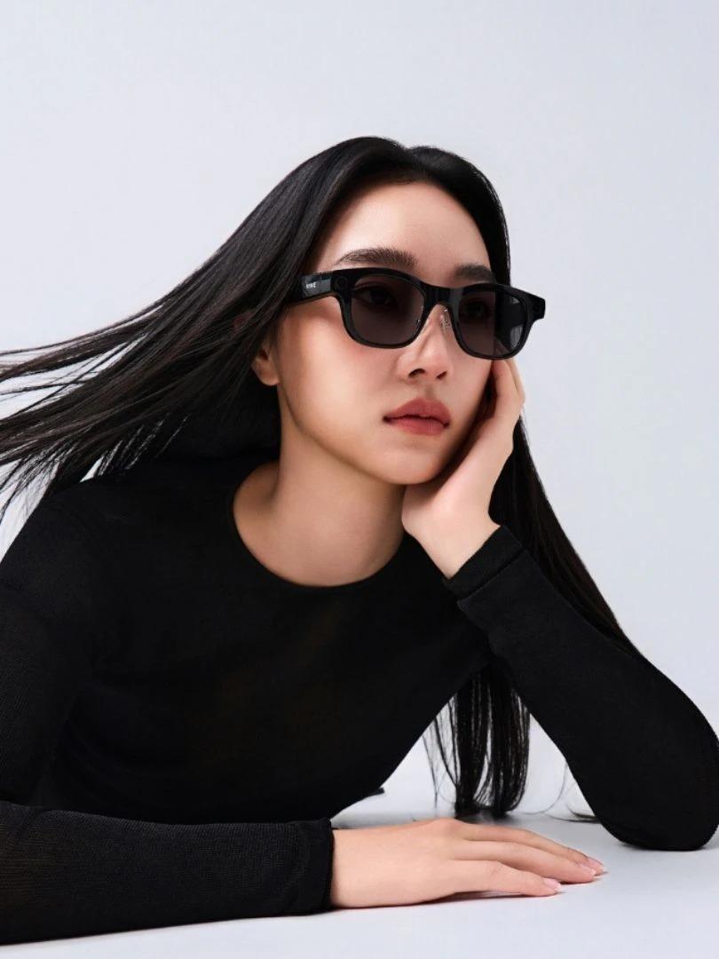 2026 年旗艦款 AI 智慧眼鏡實機圖，具備語義分析 NPU 與視覺標籤技術的隨身記憶外包載體